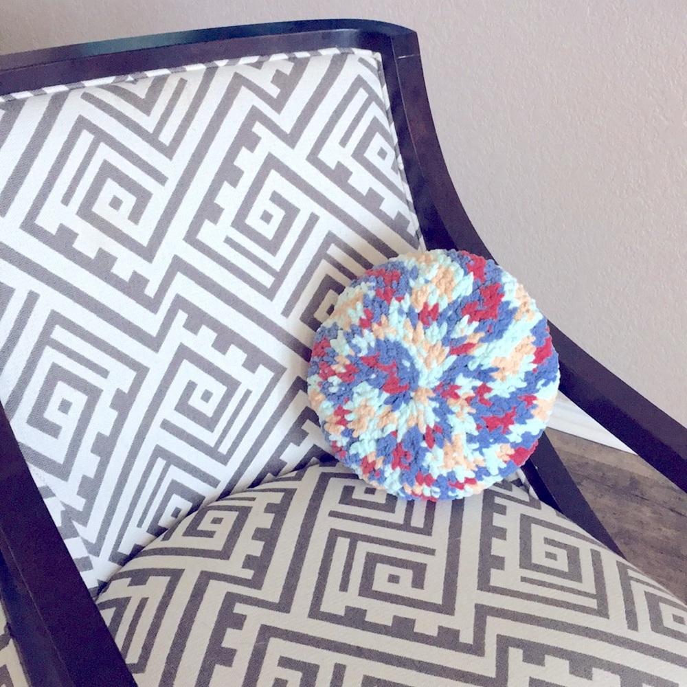 NWT Chunky Knit Round Pillow versatile